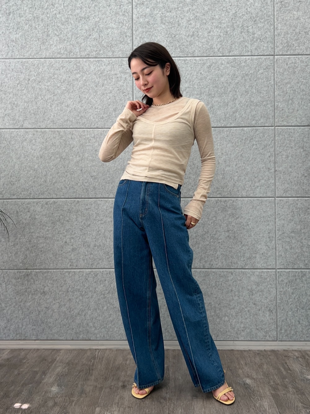 「ロンT、シアートップス、春服、大人かわいい、大人女子、デニムコーデ、大人カジュアルコーデ、お出かけコーデ、休日スタイル、デニム、カジュアルスタイル、ラクチンコーデ」｜「cloencの【美脚パンツ】コットンデニムワイドパンツ（デニムパンツ、ブルー系）」を使った、cloencさん（レディース・158cm）の春コーディネートの1枚目の写真