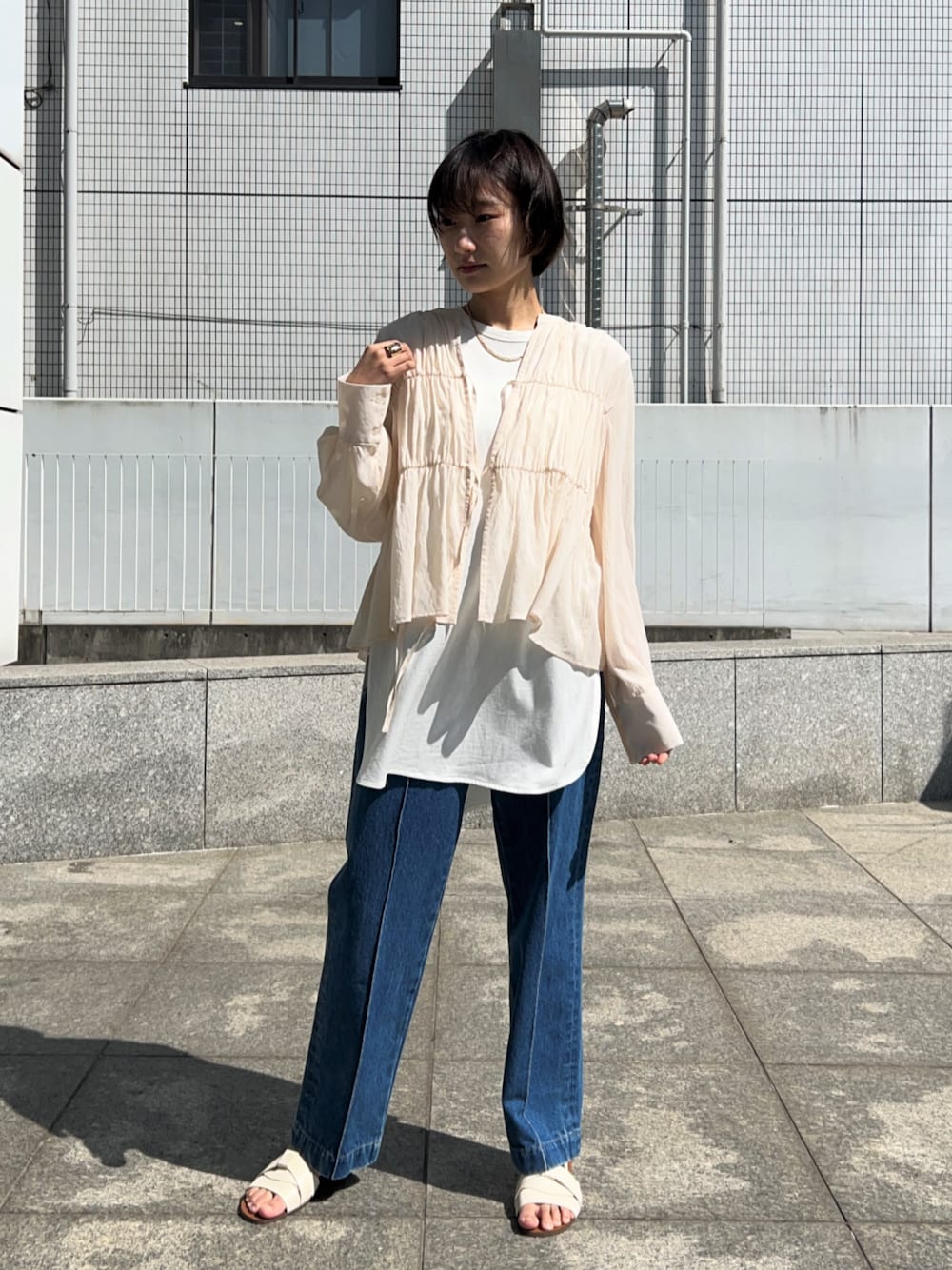 ブルー系のデニムパンツ、ホワイト系のシャツ/ブラウス、ホワイト系のTシャツ/カットソーを着用したレディースの春コーディネートの1枚目の写真