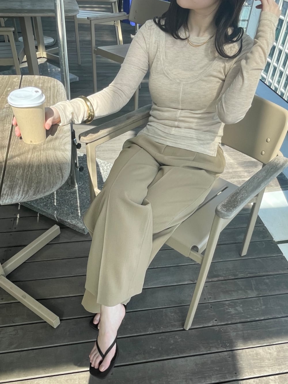 「大人カジュアル、レイヤードスタイル、シンプルコーデ、淡色コーデ、大人かわいい、おでかけコーデ、リラックススタイル、春服コーデ、シースルー、シンプル・ベーシック、休日スタイル、Tシャツ、パンツスタイル、ベージュ、ootd」｜「cloencの【手洗い可】2WAYレイヤードプルオーバー（その他トップス、ベージュ系）」を使った、cloencさん（レディース・157cm）の春コーディネートの1枚目の写真