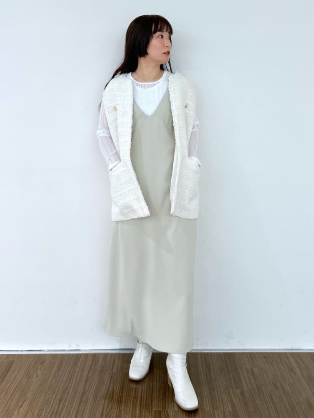 「春色、春服、休日スタイル、初春コーデ、キレイめカジュアル、セレモニー、ベスト、キレイめコーデ、きれいめコーデ、ジレ、ジレスタイル、セレモニーコーデ、大人カジュアル」｜「cloencの【セレモニー】ダブルクロスワンピース（ワンピース、ベージュ系）」を使った、cloencさん（骨格ウェーブ・レディース・151cm）の冬コーディネートの1枚目の写真