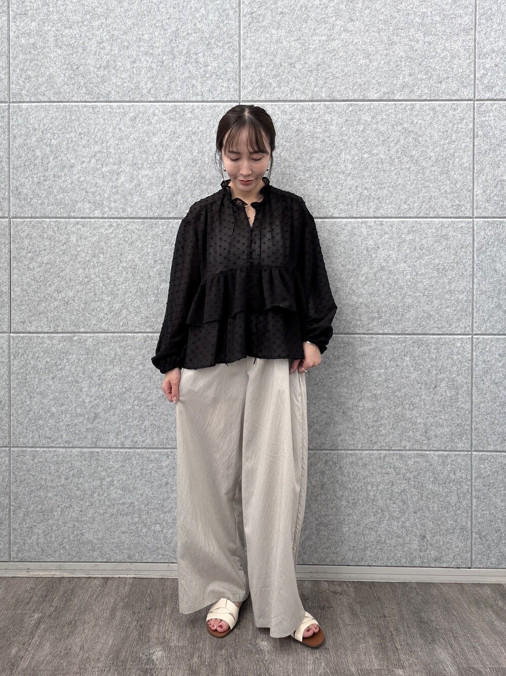 ブラック系のシャツ/ブラウス、ベージュ系のその他パンツを着用したレディースの夏コーディネートの1枚目の写真