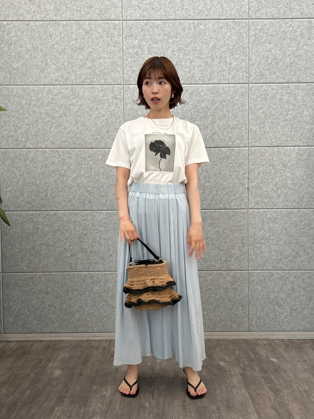 ブルー系のその他パンツを着用したレディースの夏コーディネートの1枚目の写真