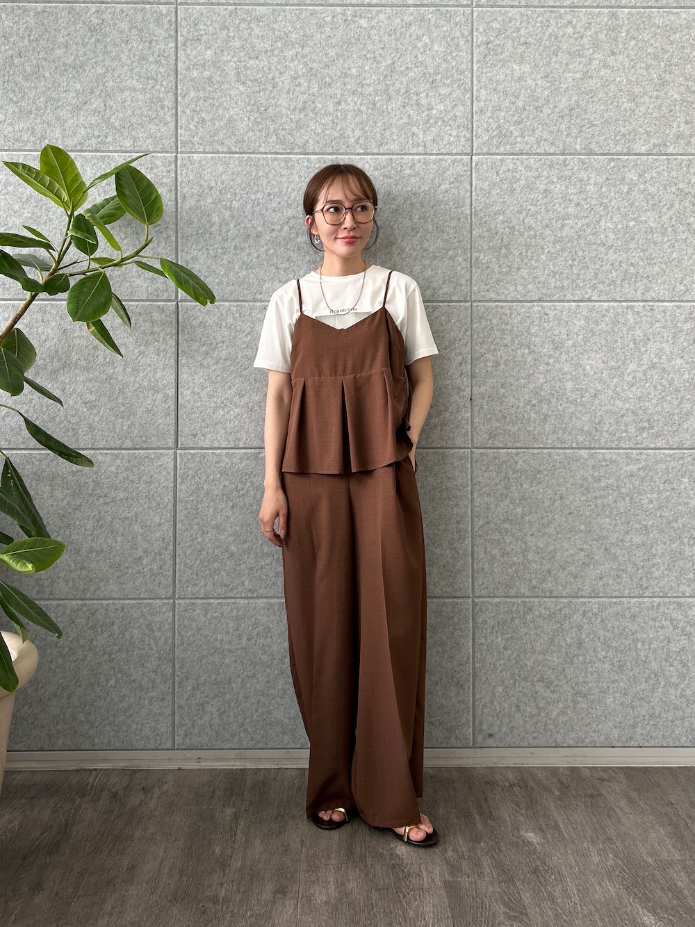 ブラウン系のサロペット/オーバーオール、ホワイト系のTシャツ/カットソーを着用したレディースの春コーディネートの1枚目の写真