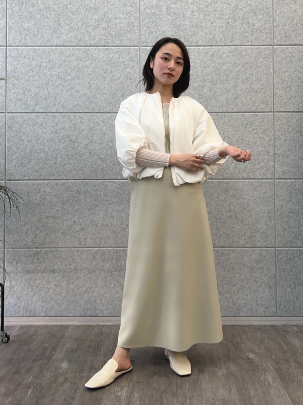 ホワイト系のTシャツ/カットソー、ベージュ系のワンピース、ホワイト系のブルゾンを着用したレディースの春コーディネートの1枚目の写真