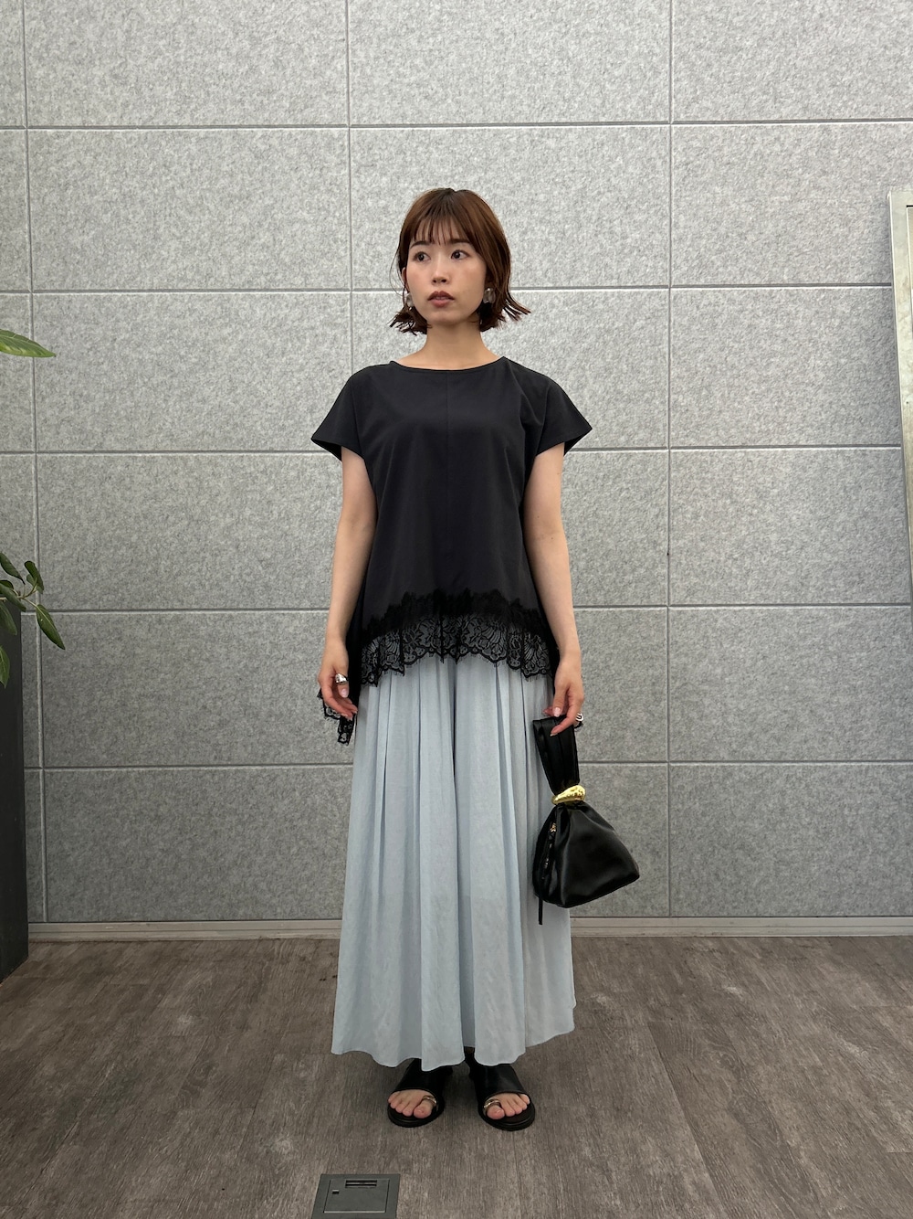 ブルー系のTシャツ/カットソー、ブルー系のその他パンツを着用したレディースの夏コーディネートの1枚目の写真