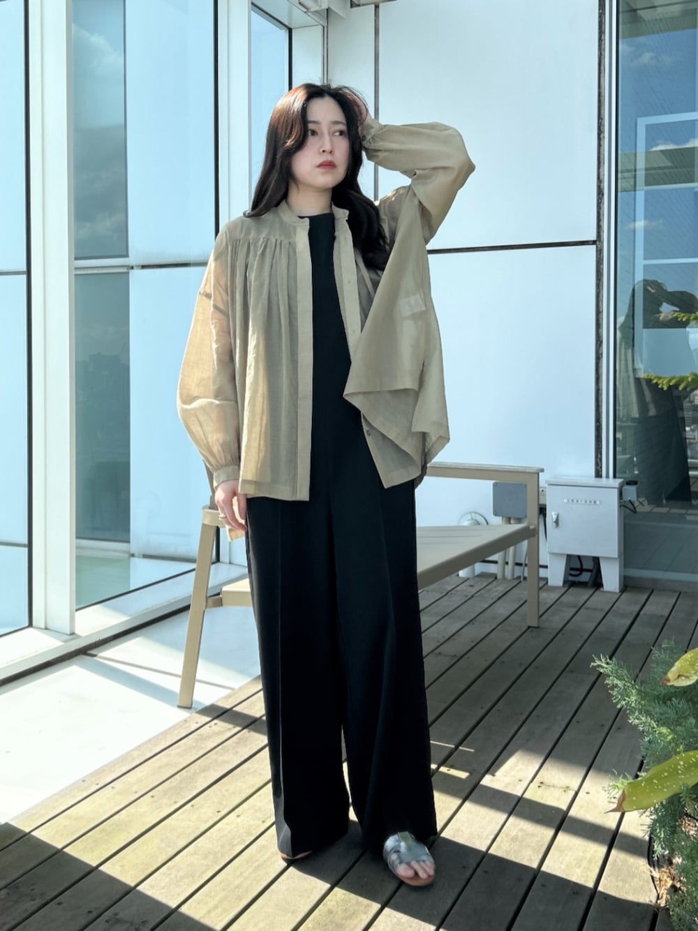 「大人カジュアル、大人かわいい、おでかけコーデ、リラックススタイル、春服コーデ、シンプル・ベーシック、ブラウスコーデ、シアートップス、ラクチンコーデ、ロンパース、カーキ、大人コーデ、春夏コーデ、夏コーデ、ootd」｜「cloencの【手洗い可／セレモニー】ダブルクロスサロペットワンピース（サロペット/オーバーオール、ブラック系）」を使った、cloencさん（レディース・157cm）の春コーディネートの1枚目の写真