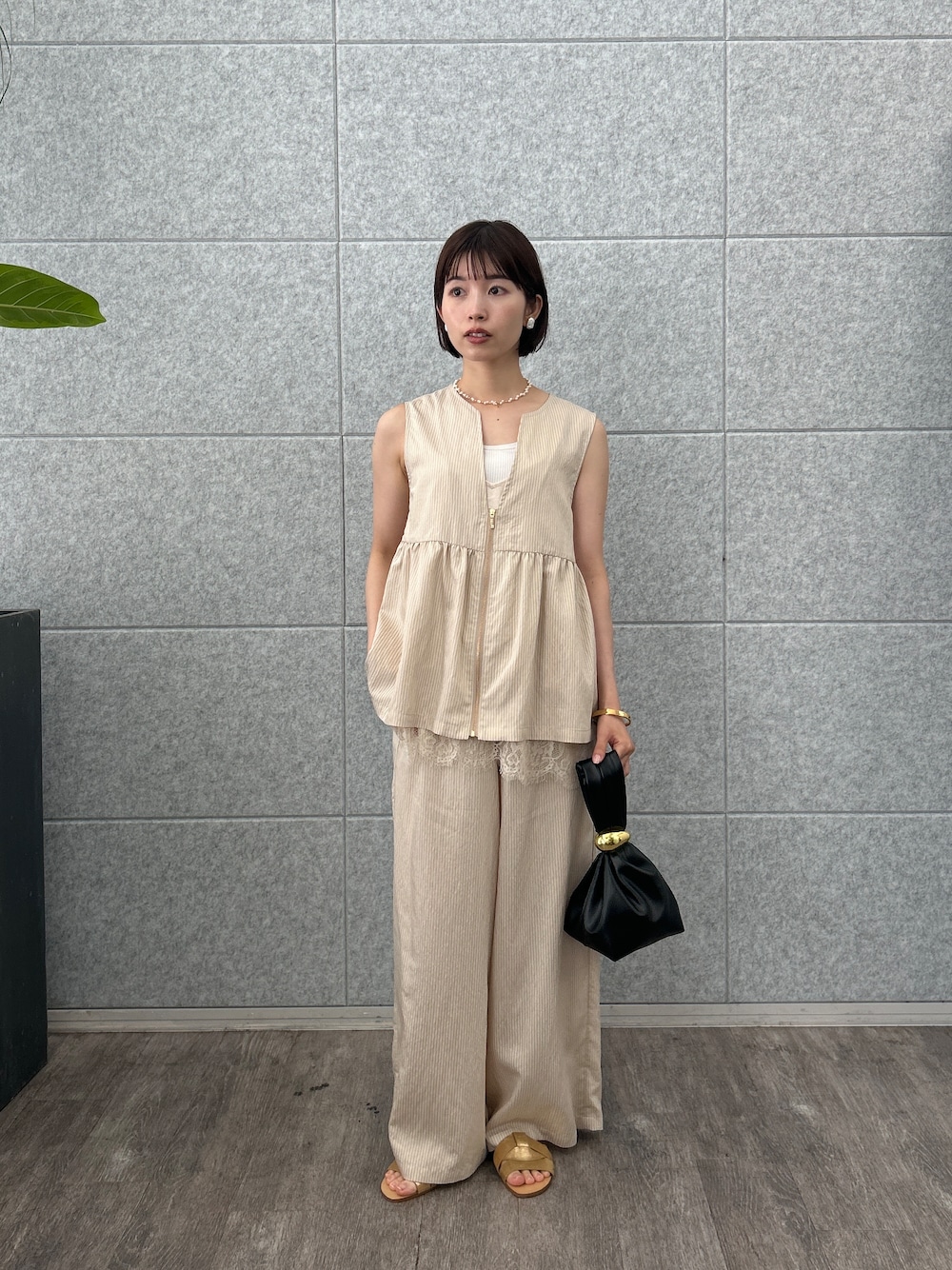 ベージュ系のシャツ/ブラウス、ホワイト系のタンクトップ、ベージュ系のその他パンツを着用したレディースの夏コーディネートの1枚目の写真