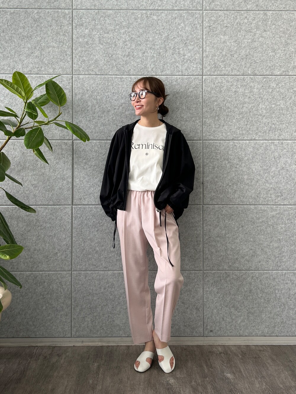 ブラック系のブルゾン、ホワイト系のTシャツ/カットソーを着用したレディースの春コーディネートの1枚目の写真