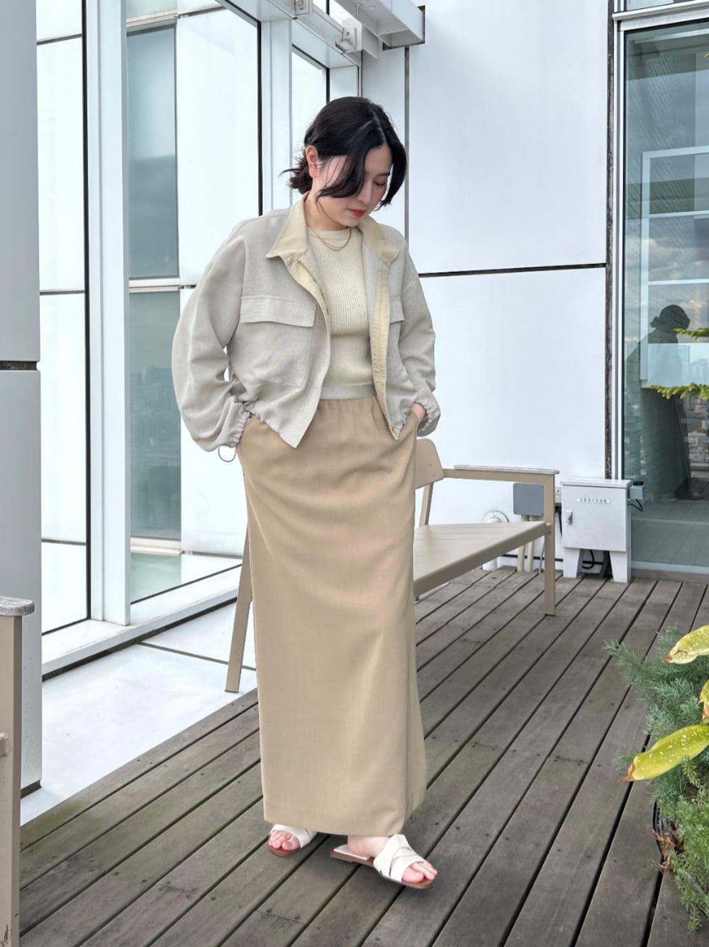 「大人カジュアル、休日スタイル、きれいめカジュアル、春夏コーデ、淡色コーデ、韓国ファッション、シンプルスタイル、大人かわいい、大人コーデ、お仕事コーデ、春アウター、ベージュ、ワントーンコーデ、ラメ、お出かけコーデ」｜「cloencの【手洗い可】メッシュシアーブルゾン（ブルゾン、グリーン系）」を使った、cloencさん（レディース・157cm）の春コーディネートの1枚目の写真