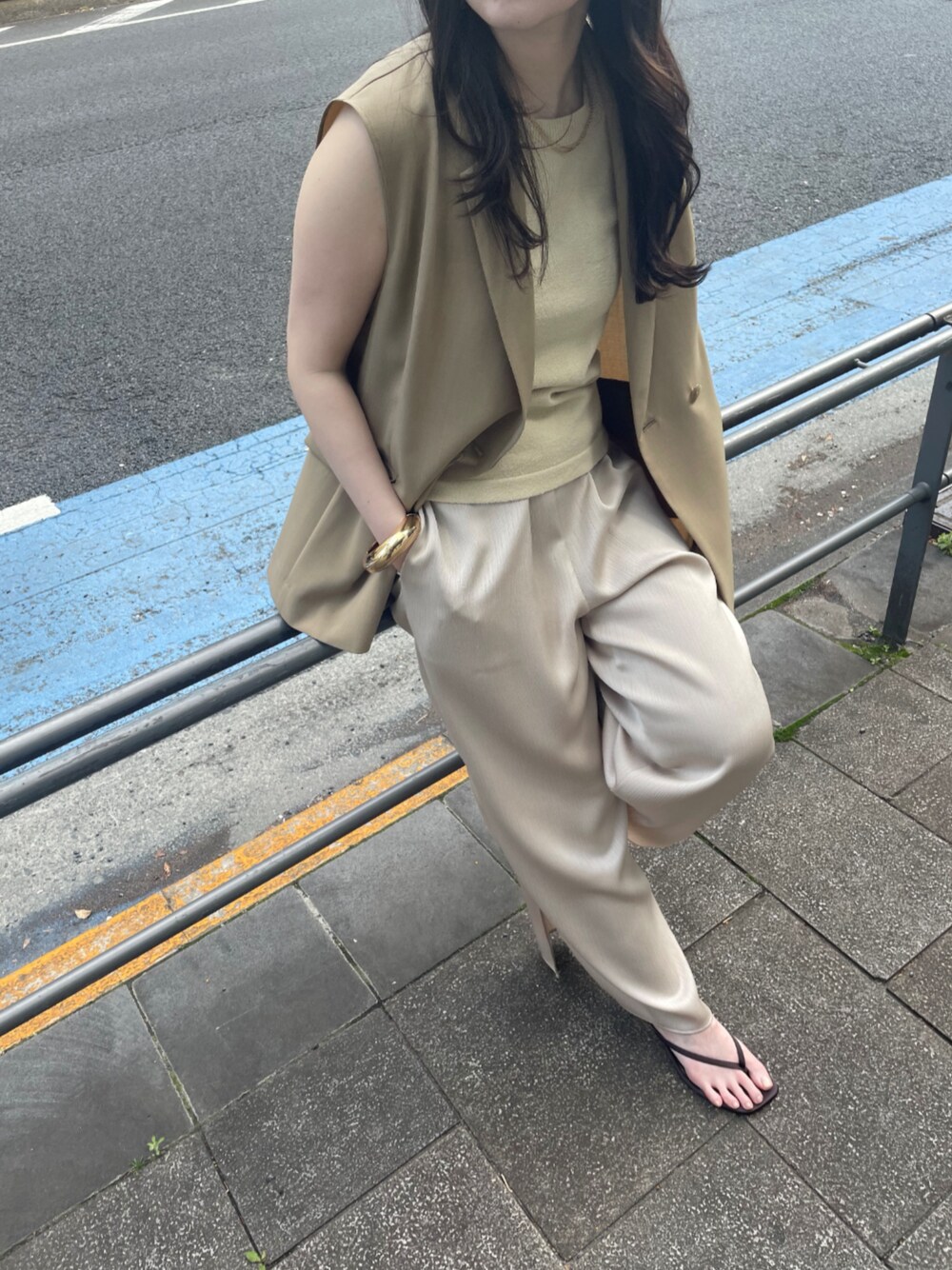 ベージュ系のその他パンツ、ベージュ系のベスト、ベージュ系のタンクトップを着用したレディースの春コーディネートの1枚目の写真
