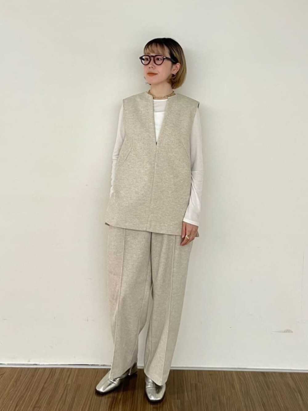 ホワイト系のTシャツ/カットソー、ベージュ系のベスト、ベージュ系のその他パンツを着用したレディースの秋コーディネートの1枚目の写真