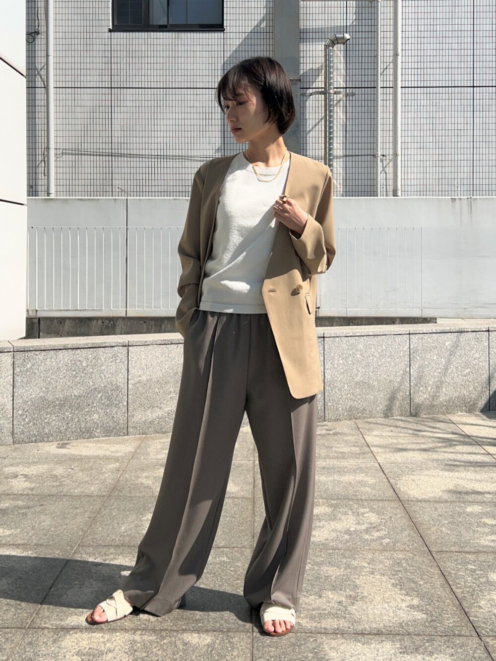 「ジャケット、レイヤードスタイル、トートバッグ、オトナカジュアル、きれいめコーデ、大人女子、春、大人コーデ、ゆるシルエット、淡色コーデ、春カラー、パンツスタイル、オフィスカジュアル、オフィススタイル」｜「cloencの【セットアップ／通勤】ノーカラージャケット（ノーカラージャケット、ベージュ系）」を使った、cloencさん（レディース・158cm）の春コーディネートの1枚目の写真
