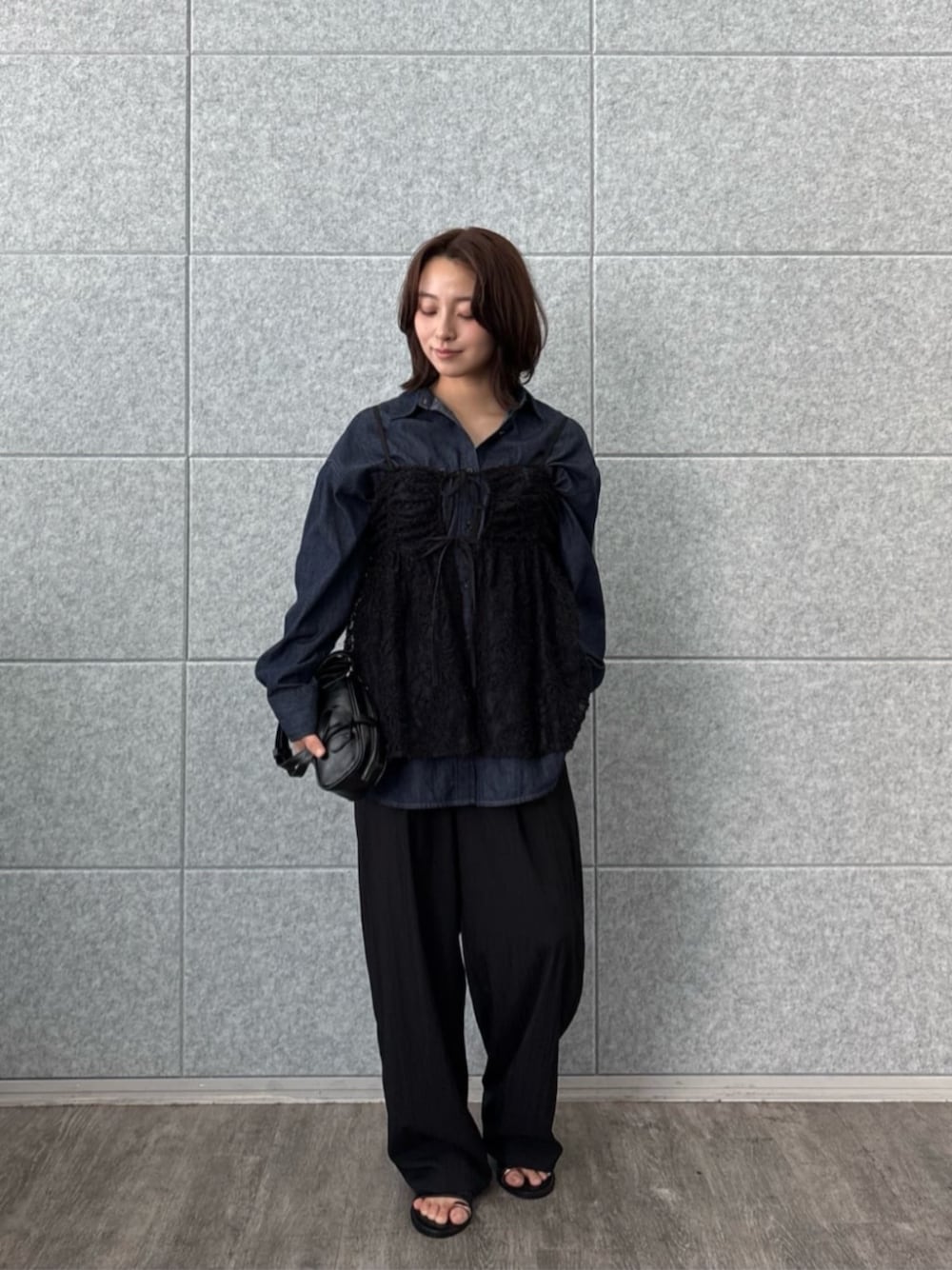 ブラック系のタンクトップ、ブルー系のシャツ/ブラウス、ブラック系のその他パンツを着用したレディースの夏コーディネートの1枚目の写真