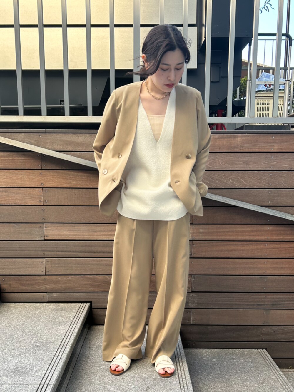 ホワイト系のベスト、ベージュ系のノーカラージャケット、ベージュ系のその他パンツを着用したレディースの春コーディネートの1枚目の写真