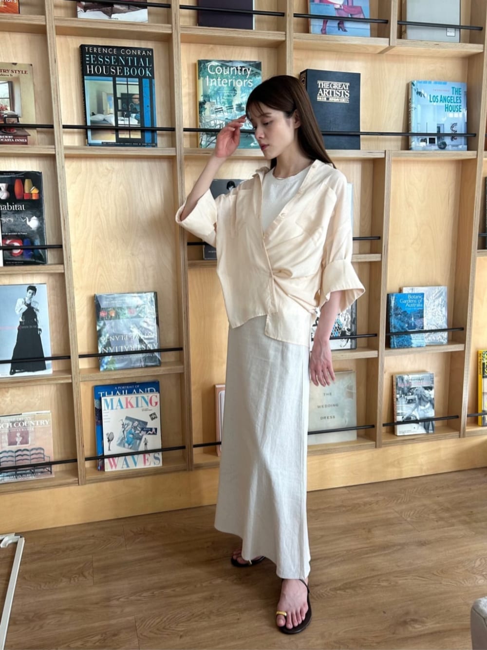「夏コーデ、半袖シャツ、レイヤードスタイル、シャツスタイル、お出かけコーデ、休日スタイル、シンプルスタイル、大人女子、今日のコーデ、大人可愛い、シンプル・ベーシック、outfit、オフィススタイル、淡色コーデ、きれいめカジュアル」｜「cloencの【手洗い可】ブークレータンクトップ（タンクトップ、ホワイト系）」を使った、cloencさん（レディース・163cm）の夏コーディネートの1枚目の写真