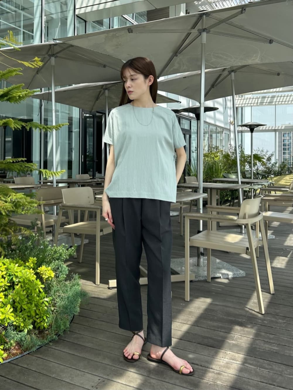 「セットアップ、夏コーデ、半袖シャツ、シンプルスタイル、キレイめ、リラックススタイル、シンプル・ベーシック、オフィススタイル、通勤コーデ、オフィスカジュアル、きれいめカジュアル、オトナカジュアル、パンツスタイル」｜「cloencの【UVカット／接触冷感／セットアップ／手洗い可】ドライタッチイージーテーパードパンツ（その他パンツ、ブラック系）」を使った、cloencさん（レディース・163cm）の夏コーディネートの1枚目の写真