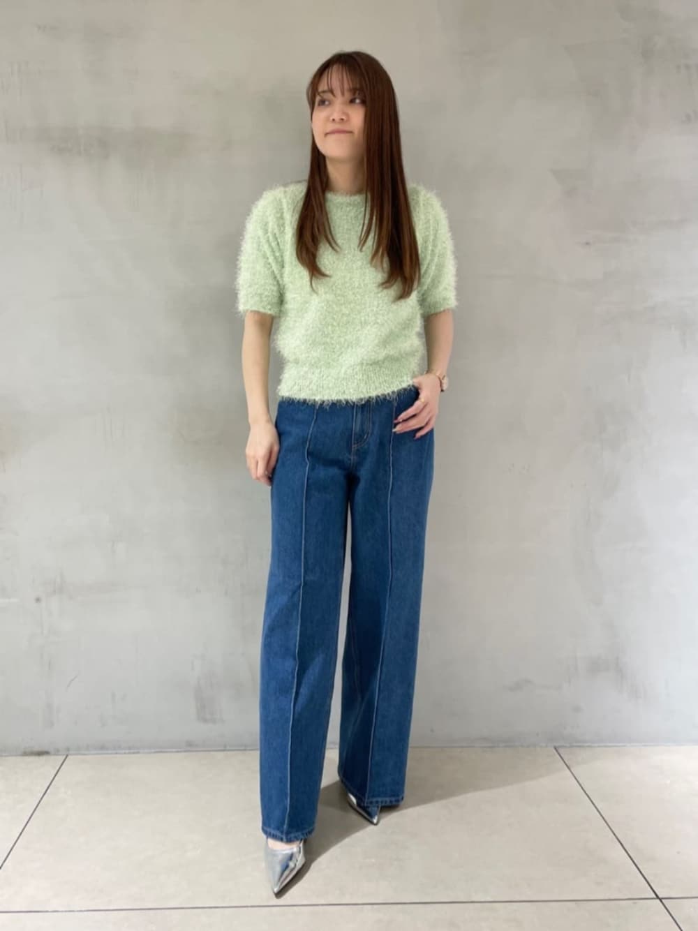 「春色、今日のコーデ、春服、パンツスタイル、休日スタイル、ゆるコーデ、オトナカジュアル、緑、グリーン、デニム、デニムコーデ、フェザー、大人カジュアル」｜「cloencの【美脚パンツ】コットンデニムワイドパンツ（デニムパンツ、ブルー系）」を使った、cloencさん（骨格ウェーブ・レディース・153cm）の冬コーディネートの1枚目の写真