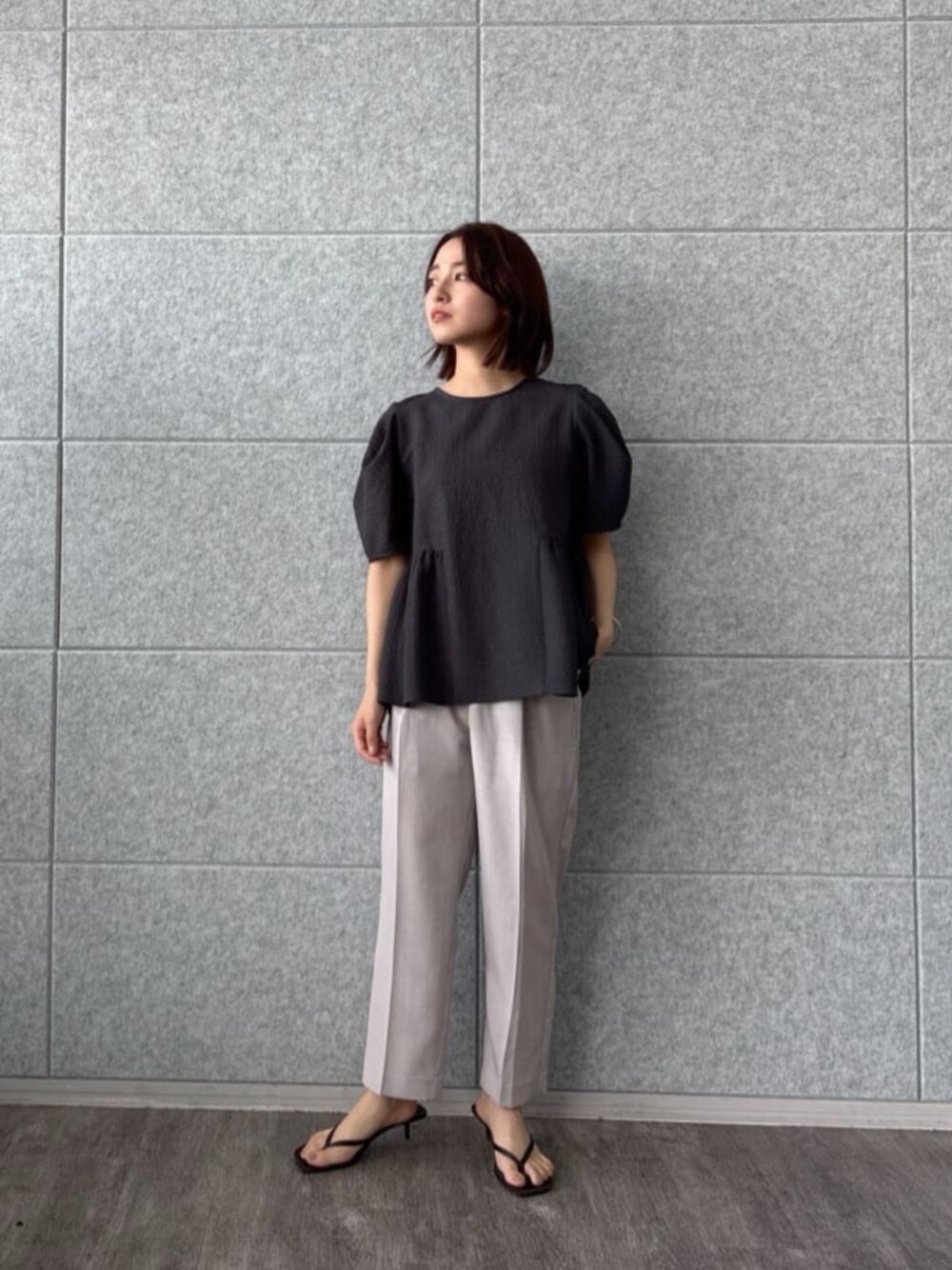 グレー系のシャツ/ブラウス、グレー系のその他パンツを着用したレディースの夏コーディネートの1枚目の写真