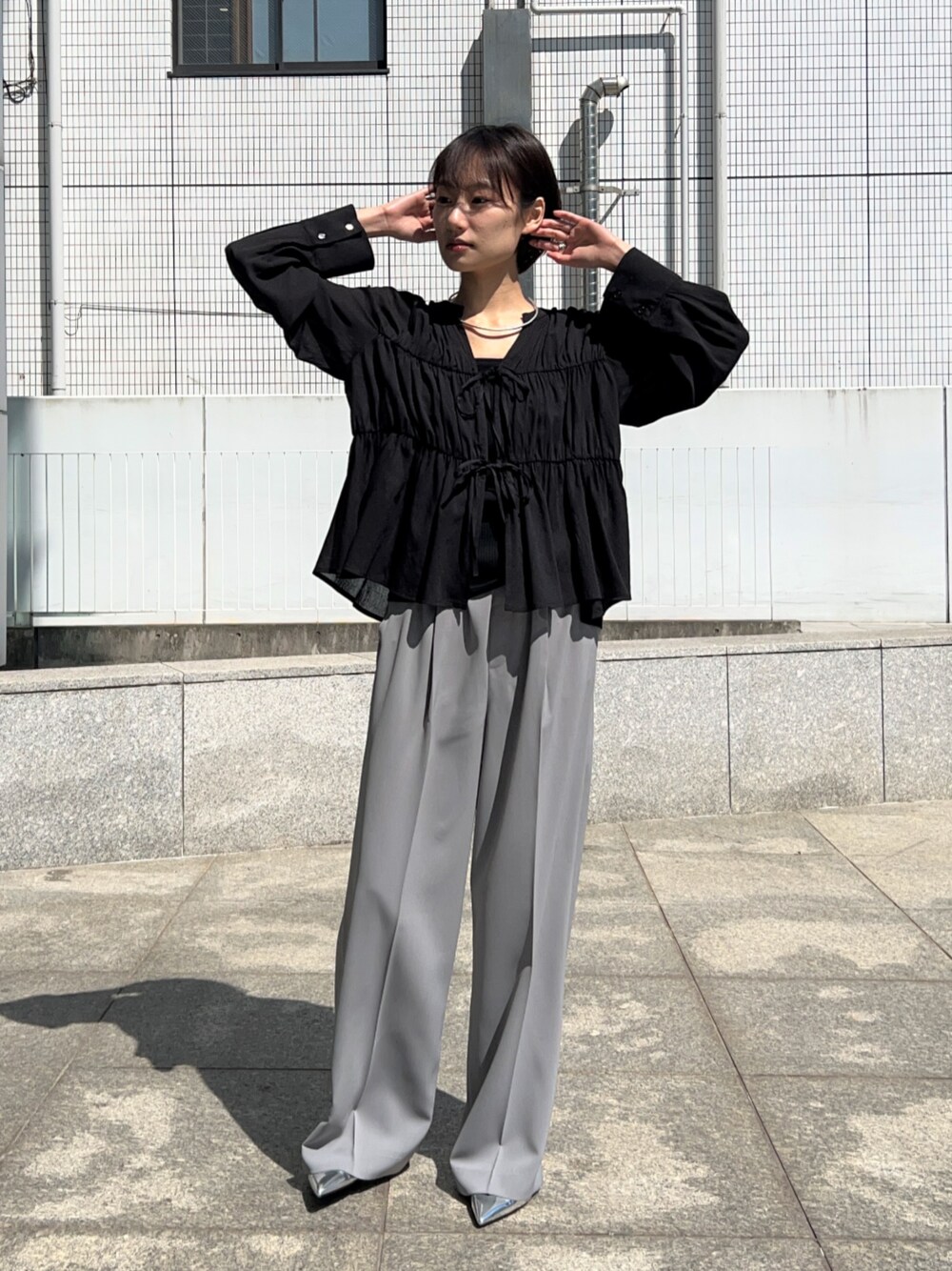 グレー系のその他パンツ、ブラック系のシャツ/ブラウス、ブラック系のタンクトップを着用したレディースの春コーディネートの1枚目の写真