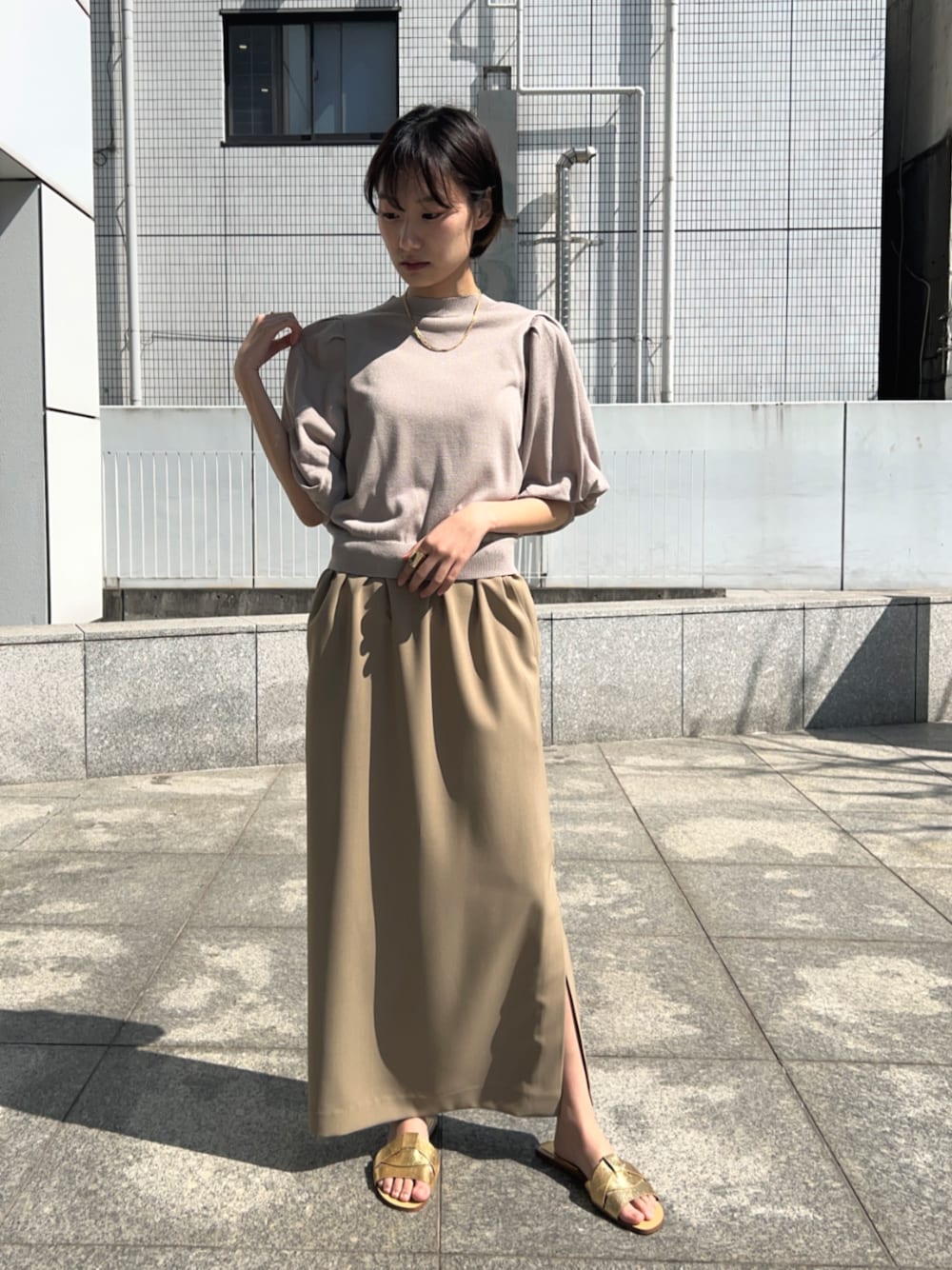 「春色、オトナカジュアル、シンプルスタイル、大人女子、春、淡色コーデ、大人コーデ、お出かけコーデ、ラクチンコーデ、ニット、休日スタイル、オフィスカジュアル、ワントーンコーデ」｜「cloencの【セットアップ／通勤】スリットIラインスカート（スカート、ベージュ系）」を使った、cloencさん（レディース・158cm）の春コーディネートの1枚目の写真