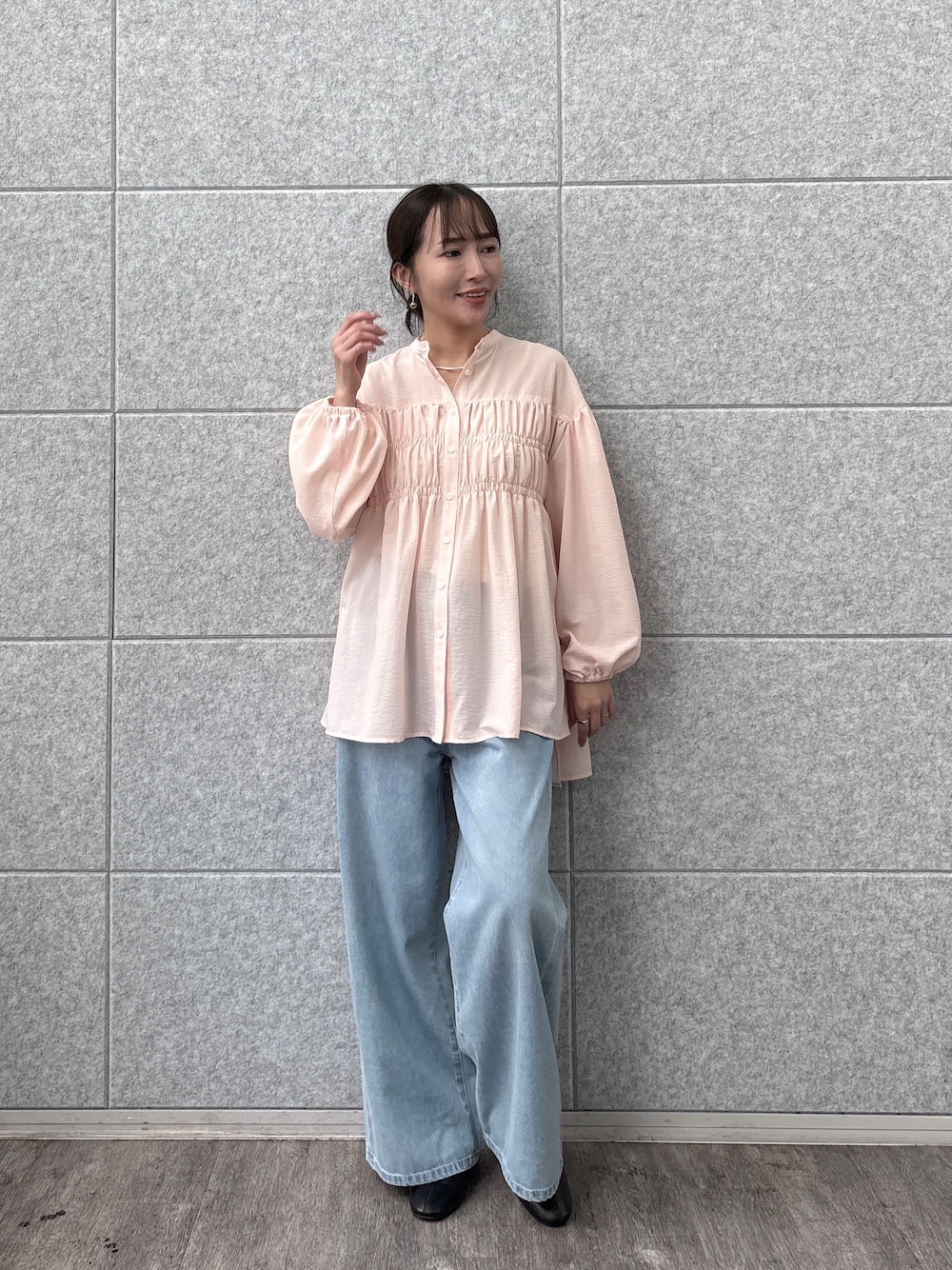 ブルー系のデニムパンツを着用したレディースの夏コーディネートの1枚目の写真