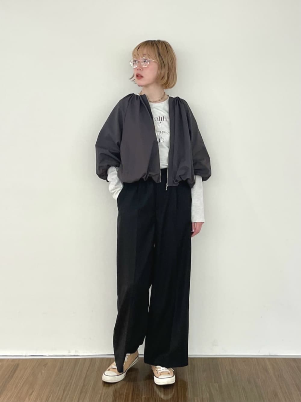 「ジャケット、ブルゾン、春コーデ、休日スタイル、オトナ女子、お出かけコーデ、ラクチンコーデ、リラックススタイル、ラフコーデ、シンプルスタイル、大人女子、レイヤードコーデ、カジュアル、ロンT、モノトーン」｜「cloencの【手洗い可】箔プリントロゴTシャツ（Tシャツ/カットソー、ホワイト系）」を使った、cloencさん（骨格ウェーブ・レディース・160cm）の春コーディネートの1枚目の写真