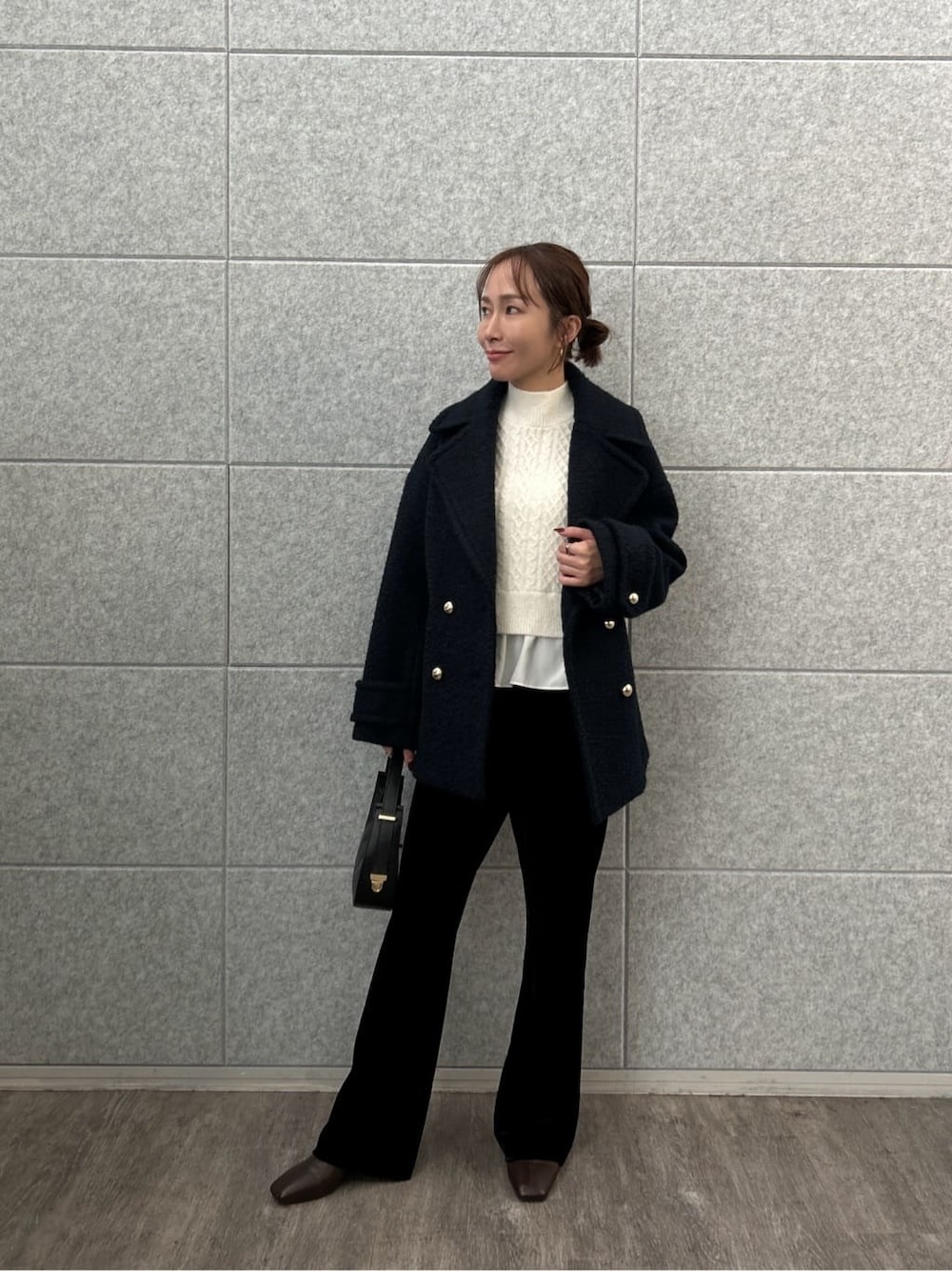 ブルー系のピーコート、ホワイト系のニット/セーター、ブラック系のその他パンツを着用したレディースの冬コーディネートの1枚目の写真