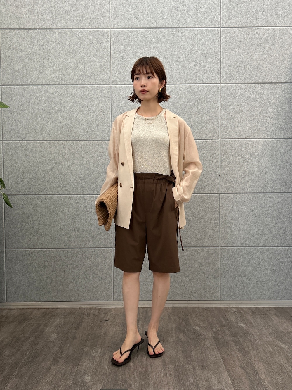 ピンク系のテーラードジャケット、ブラウン系のその他パンツを着用したレディースの夏コーディネートの1枚目の写真