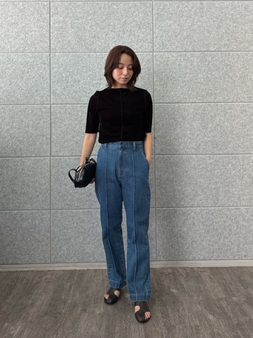 ブルー系のデニムパンツ、ブラック系のTシャツ/カットソーを着用したレディースの夏コーディネートの1枚目の写真