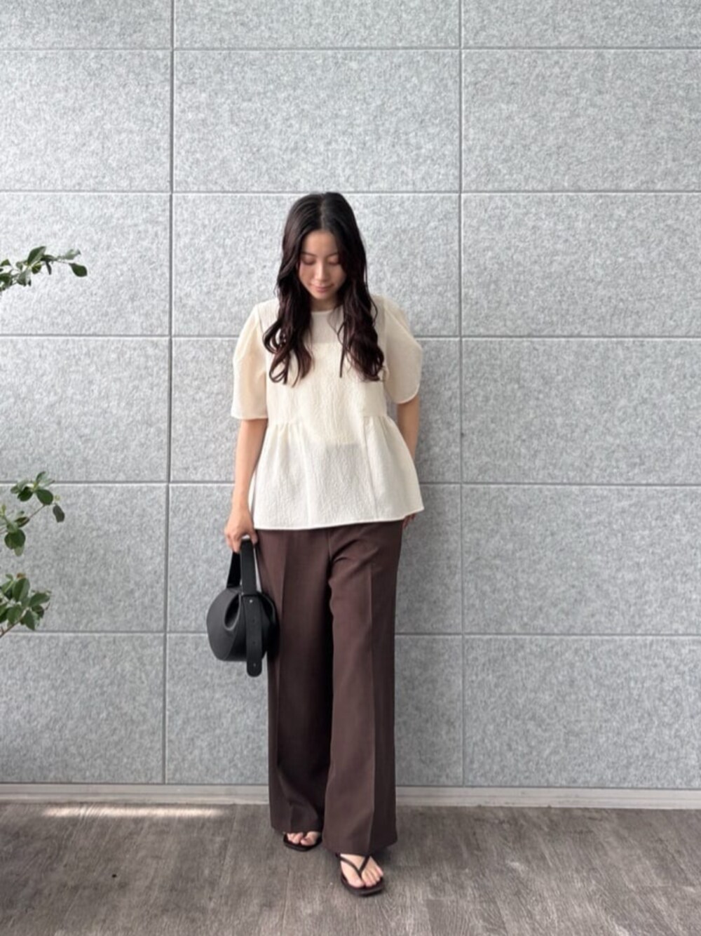 ブラウン系のその他パンツ、ホワイト系のシャツ/ブラウスを着用したレディースの夏コーディネートの1枚目の写真