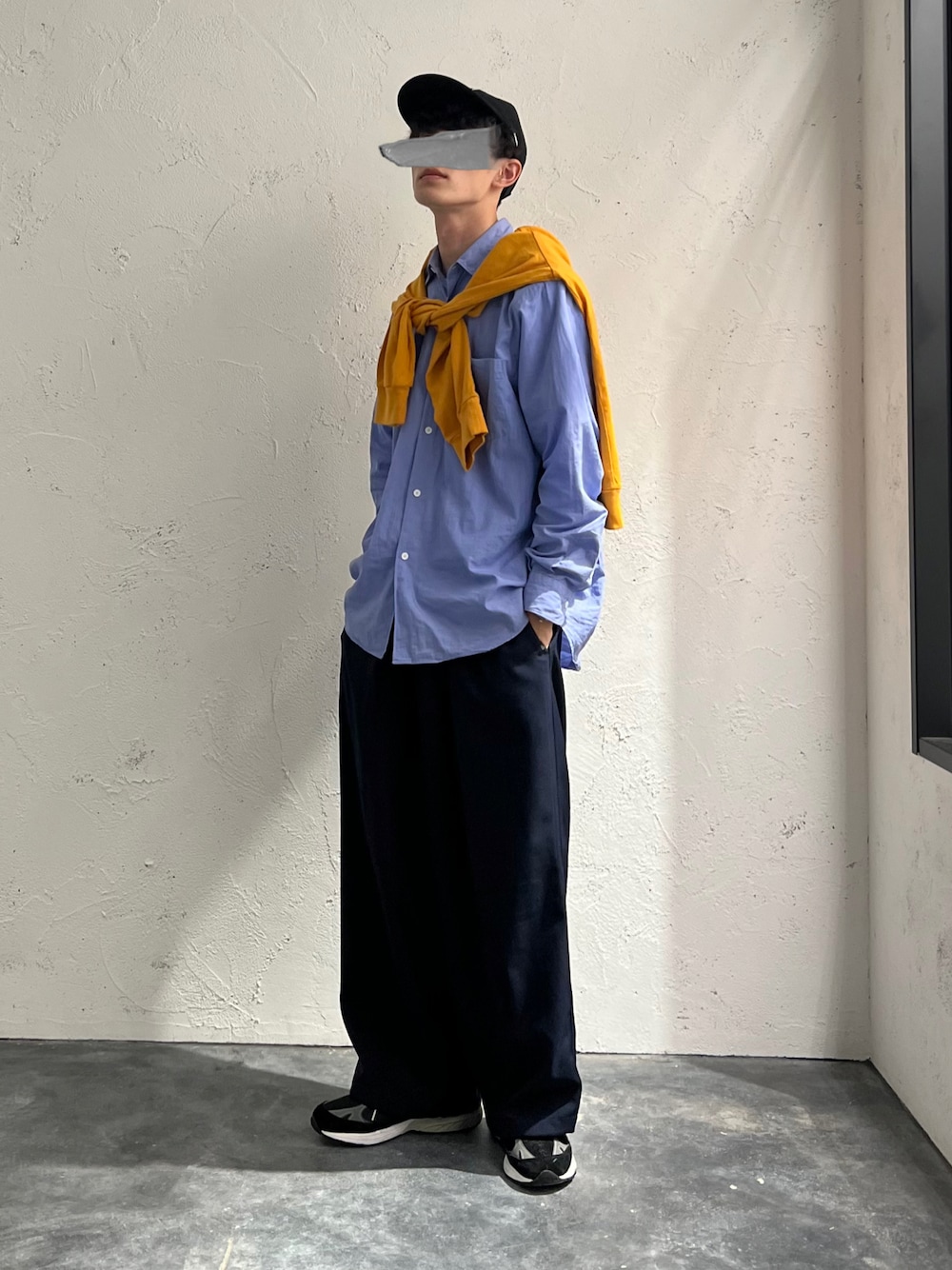 「秋ルック紹介するよ、秋コーデ、差し色、差し色(黄色)、サックスブルー、COMOLI、New Balance、newbalance993、DAIWAPIER39、シティーボーイ、きれいめカジュアル、COMESANDGOES、キャップ」｜「COMOLIのアイテム（シャツ/ブラウス、ブルー系）」を使った、おさゆうさん（メンズ・168cm）の秋コーディネートの1枚目の写真
