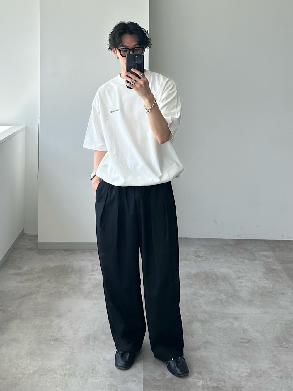 「最近のいい感じコーデ、カジュアルコーデ、シティーボーイ、WETTEMPT、白Tシャツ、ワンポイント刺繍、スラックス、きれいめカジュアル」｜「WETTEMPTのONE SIDE DRAW CORD TEE / ワンサイドドローコードT（Tシャツ/カットソー、ホワイト系）」を使った、おさゆうさん（メンズ・168cm）の春コーディネートの1枚目の写真
