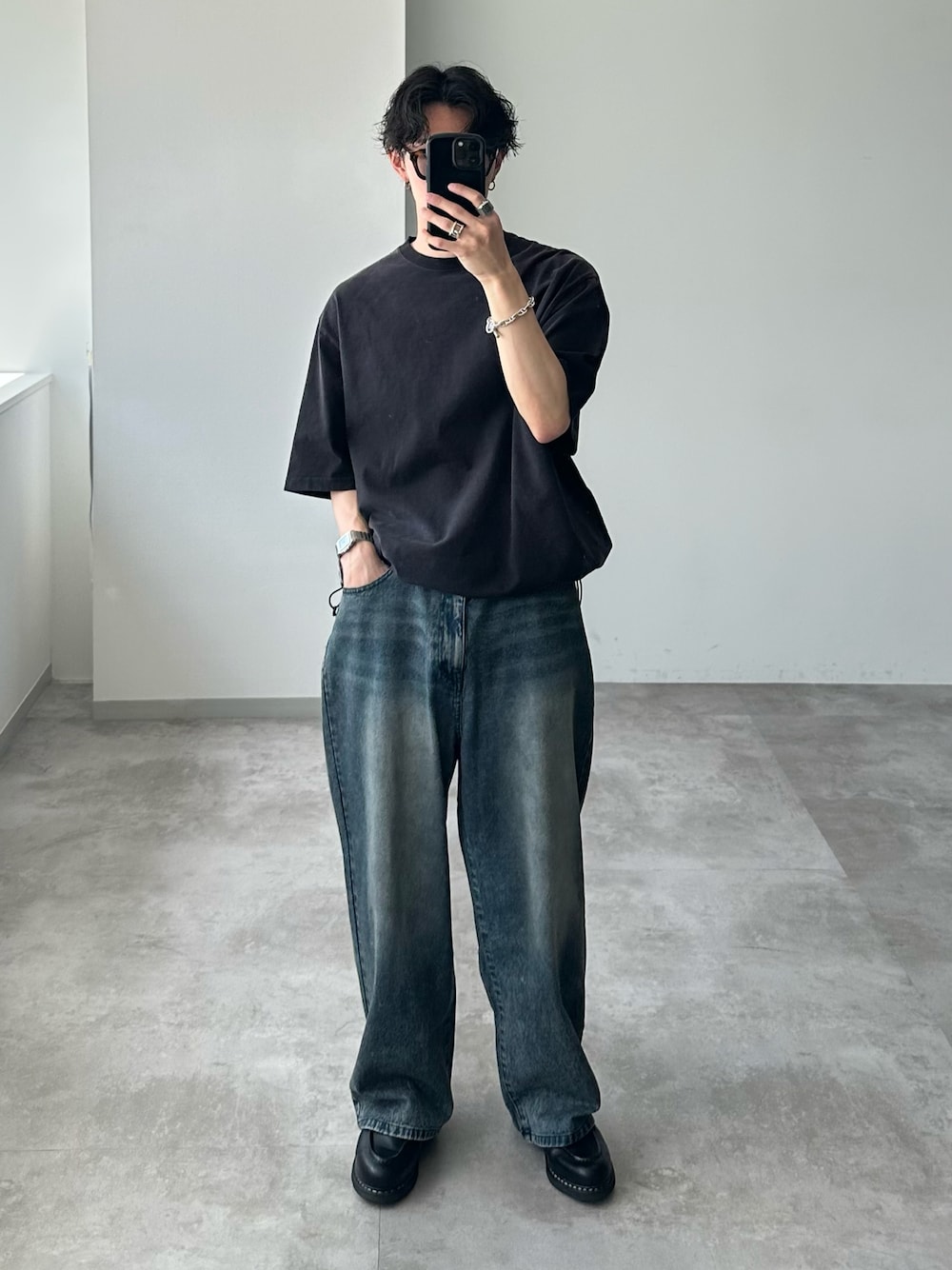 「シンプルスタイル、夏コーデ、きれいめカジュアル、WETTEMPT、Paraboot、Tシャツ、デニム、シティーボーイ」｜「WETTEMPTのGARMENT DYED SPRAY DRAWCORD TEE /ガーメントダイスプレードローコードT（Tシャツ/カットソー、ブラック系）」を使った、おさゆうさん（メンズ・168cm）の春コーディネートの1枚目の写真