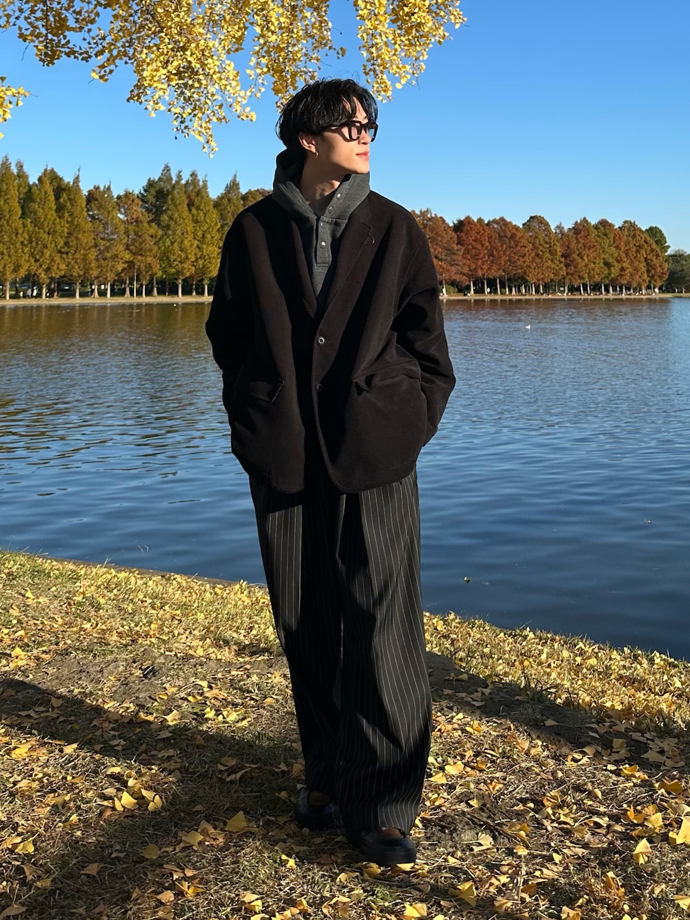 「シンプルスタイル、DAIWAPIER39、WETTEMPT、ジャケット、パーカー、ストライプパンツ、シティーボーイ」｜「DAIWA PIER39のアイテム（テーラードジャケット、ブラック系）」を使った、おさゆうさん（メンズ・168cm）の冬コーディネートの1枚目の写真