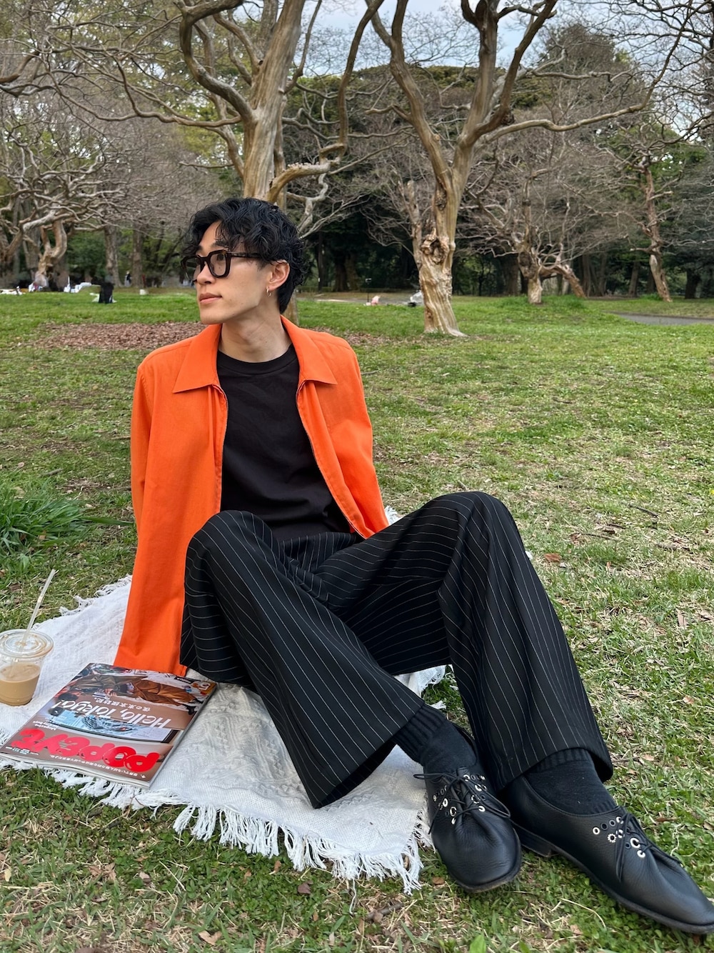 「春コーデ、HERMES、WETTEMPT、Hender Scheme、きれいめカジュアル、シティーボーイ、シャツブルゾン、シャツジャケット、エルメス、ストライプパンツ」｜「HANESのHanes/へインズ BEEFY/ビーフィー 無地 クルーネック 半袖Tシャツ/1P パックT/レディース メンズ（Tシャツ/カットソー、ブラック系）」を使った、おさゆうさん（メンズ・168cm）の春コーディネートの1枚目の写真