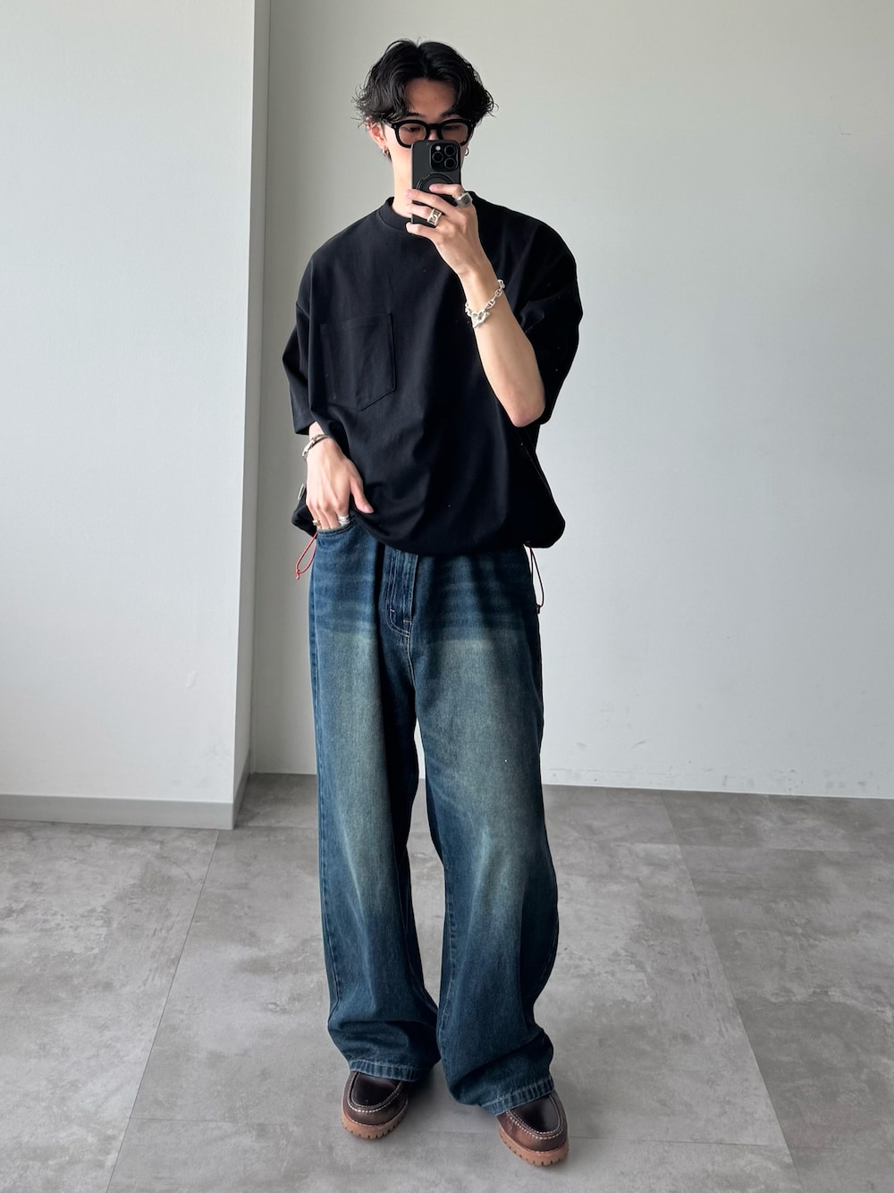「最近のいい感じコーデ、メンズファッション、きれいめカジュアル、WETTEMPT、Timberland、デニム、Tシャツ、デニムコーデ」｜「WETTEMPTのBICOLOR DRAW CORD TEE / バイカラードローコードT（Tシャツ/カットソー、ブラック系）」を使った、おさゆうさん（メンズ・168cm）の春コーディネートの1枚目の写真