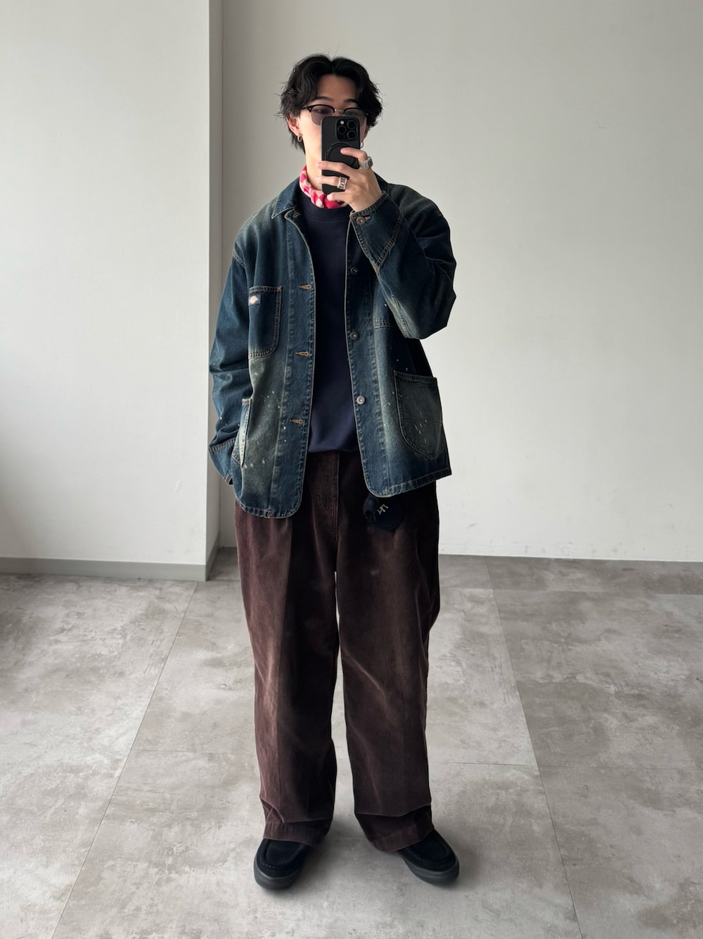 「きれいめカジュアル、WETTEMPT、デニムジャケット、カバーオール、コーデュロイ、コーデュロイパンツ、VANS、アメカジ、シティーボーイ」｜「WETTEMPTの【DICKIES別注】VINTAGE LIKE DENIM COVER ALL / ヴィンテージライクデニムカバーオール（デニムジャケット、ブルー系）」を使った、おさゆうさん（メンズ・168cm）の春コーディネートの1枚目の写真