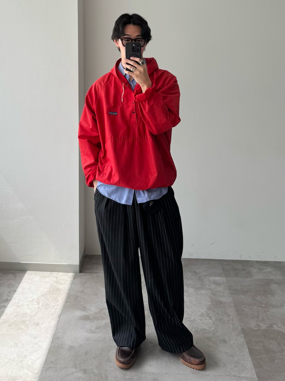 「春めき満開コーデ、カジュアルコーデ、低身長コーデ、メガネ男子、patagonia、COMOLI、WETTEMPT、Timberland、アノラックパーカー、ストライプパンツ」｜「patagoniaのアイテム（パーカー、レッド系）」を使った、おさゆうさん（メンズ・168cm）の春コーディネートの1枚目の写真