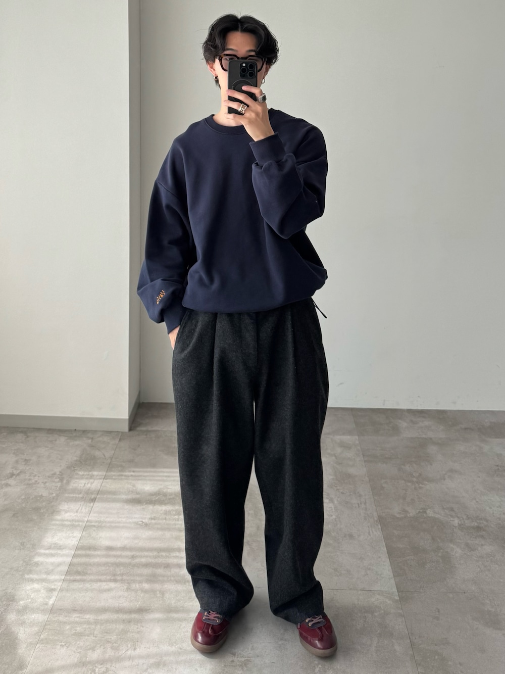 「メンズファッション、WETTEMPT、スウェット、春コーデ、Traditional Weatherwear、スラックス、adidas originals、サンバ、シティーボーイ、きれいめカジュアル」｜「WETTEMPTのHEAVY WEIGHT DRAW CORD SWEAT / ヘビーウェイトドローコードスウェット（スウェット、ブルー系）」を使った、おさゆうさん（メンズ・168cm）の春コーディネートの1枚目の写真