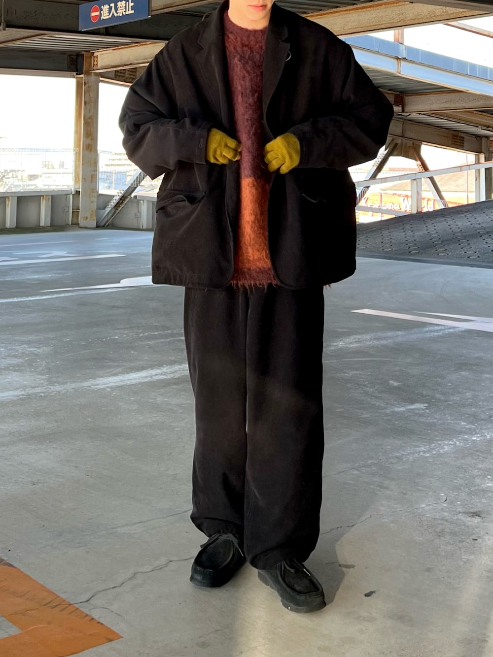 「シンプル、きれいめカジュアル、セットアップ、DAIWAPIER39、yoke、ダイワピア39、clarks、south2west8、手袋、ニット、モヘアニット」｜「DAIWA PIER39のアイテム（テーラードジャケット、ブラック系）」を使った、おさゆうさん（メンズ・168cm）の冬コーディネートの1枚目の写真