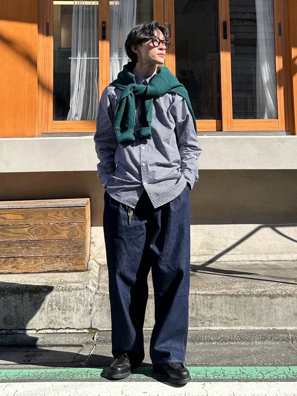 「春めき満開コーデ、春コーデ、きれいめカジュアル、トラッド、TOMMY HILFIGER、Traditional Weatherwear、Paraboot」｜「TOMMY HILFIGERのオックスフォードギンガムロングスリーブシャツ（シャツ/ブラウス、ブラック系）」を使った、おさゆうさん（メンズ・168cm）の春コーディネートの1枚目の写真
