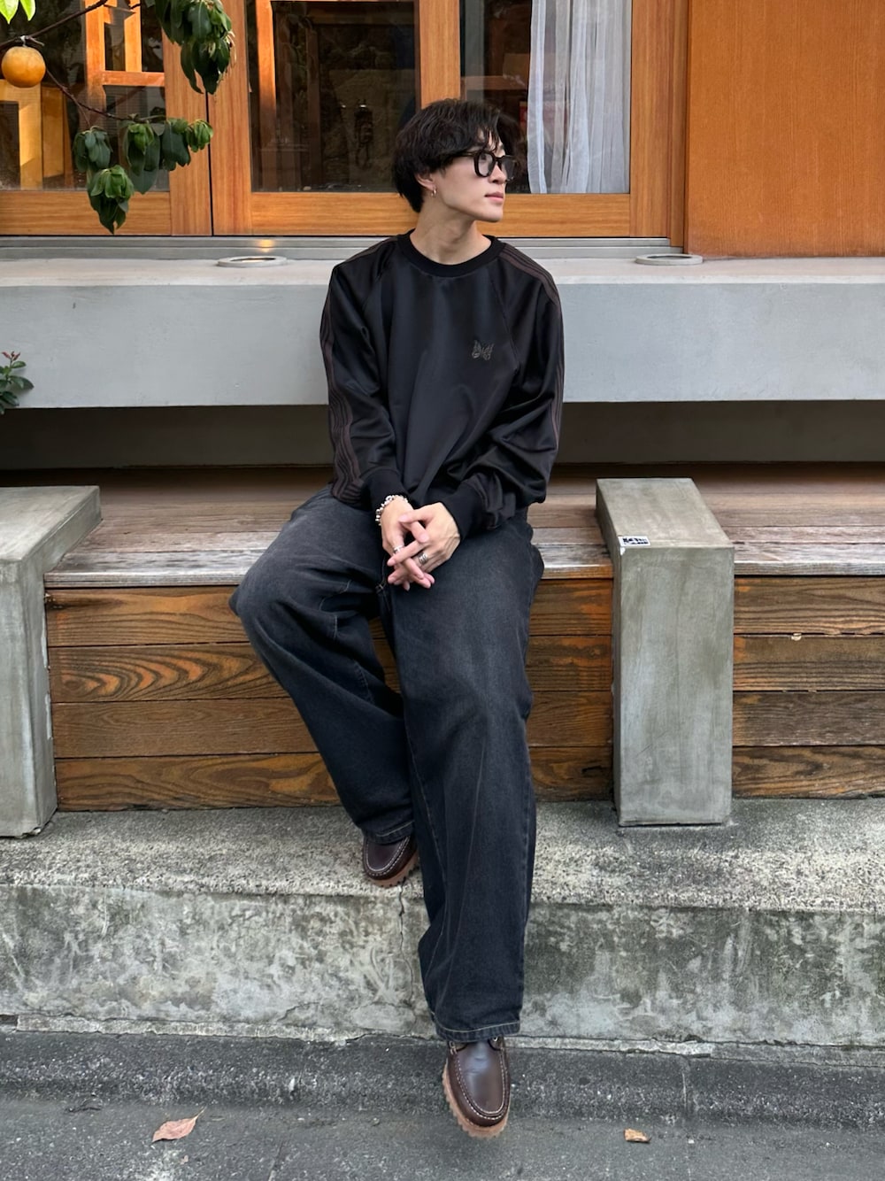 「春めき満開コーデ、大人カジュアル、きれいめカジュアル、NEEDLES、WETTEMPT、Timberland、シティーボーイ、デニム」｜「Needlesのアイテム（Tシャツ/カットソー、ブラウン系）」を使った、おさゆうさん（メンズ・168cm）の春コーディネートの1枚目の写真