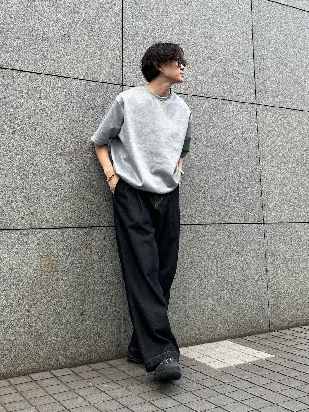 「お出かけコーデ、シンプルコーデ、WETTEMPT、グレートップス、デニム、デニムコーデ」｜「WETTEMPTのPONTE DRAW CORD TEE / ポンチドローコードT（Tシャツ/カットソー、グレー系）」を使った、おさゆうさん（メンズ・168cm）の夏コーディネートの1枚目の写真