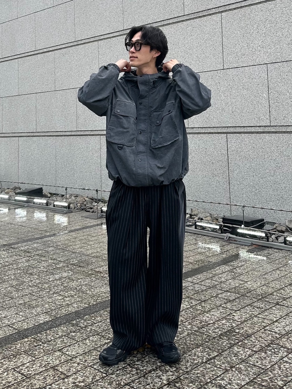 「今日のコーデ、WETTEMPT、マウンテンパーカー、ストライプパンツ、カジュアル、シティーボーイ、春コーデ」｜「WETTEMPTのGARMENT DYED NYLON MOUNTAIN PARKER / ガーメントダイナイロンマウンテンパーカー（マウンテンパーカー、グレー系）」を使った、おさゆうさん（メンズ・168cm）の春コーディネートの1枚目の写真