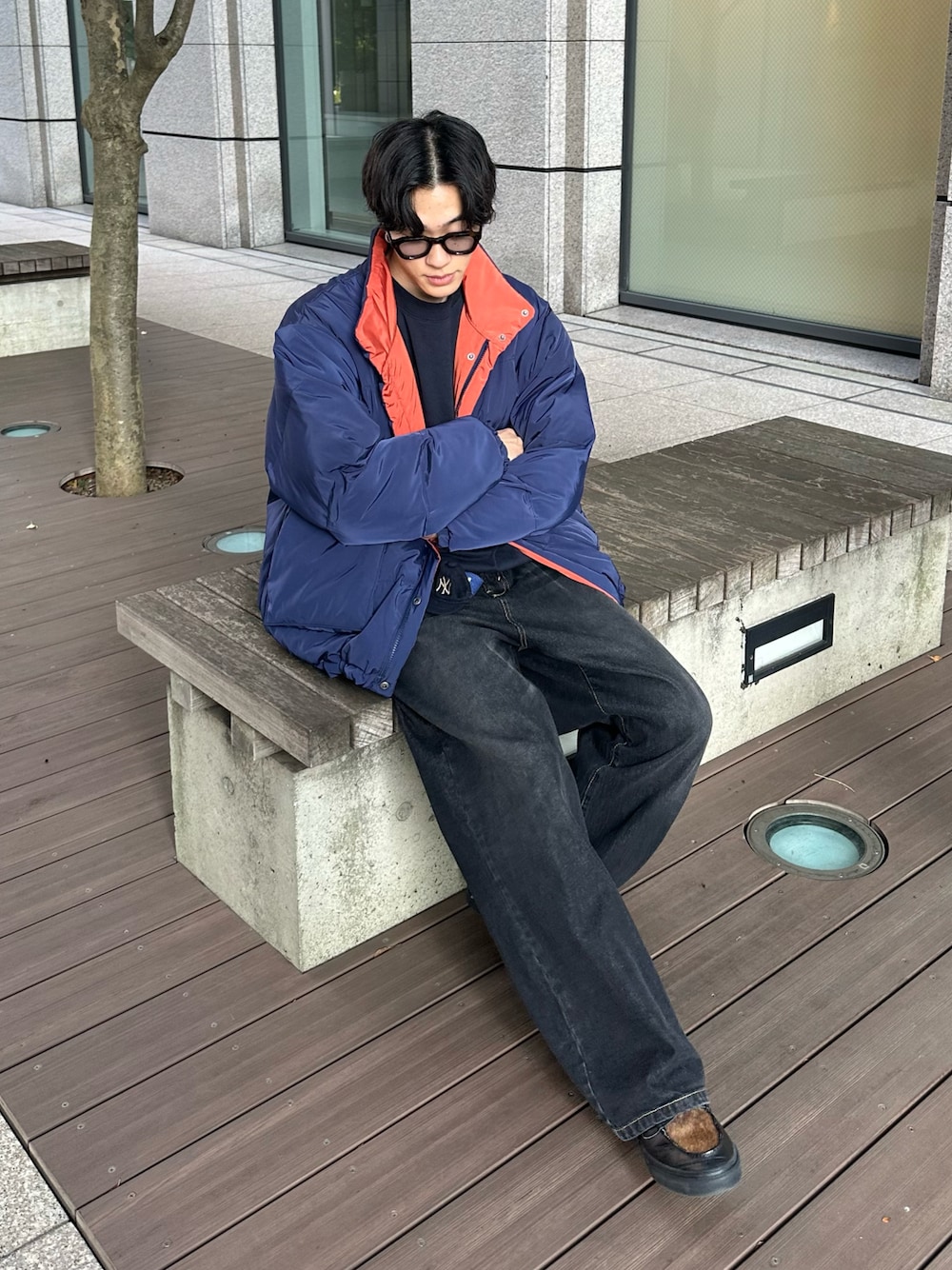 「最近のいい感じコーデ、冬アウター、WETTEMPT、中綿ジャケット、リバーシブル、シティーボーイ、VANS、デニム」｜「WETTEMPTのREVERSIBLE BICOLOR PADDING BLOUSON / リバーシブルバイカラーパディングブルゾン（ブルゾン、ブルー系）」を使った、おさゆうさん（メンズ・168cm）の秋コーディネートの1枚目の写真