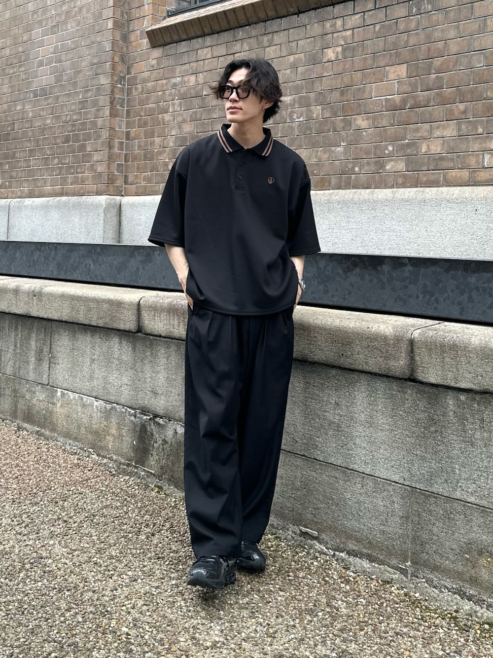 「きれいめカジュアル、WETTEMPT、ポロシャツ、スラックス、オールブラック、春夏コーデ、夏コーデ」｜「WETTEMPTのMOSS STITCH LOOSE POLO SHIRT / 鹿の子ルーズポロシャツ（ポロシャツ、ブラック系）」を使った、おさゆうさん（メンズ・168cm）の春コーディネートの1枚目の写真