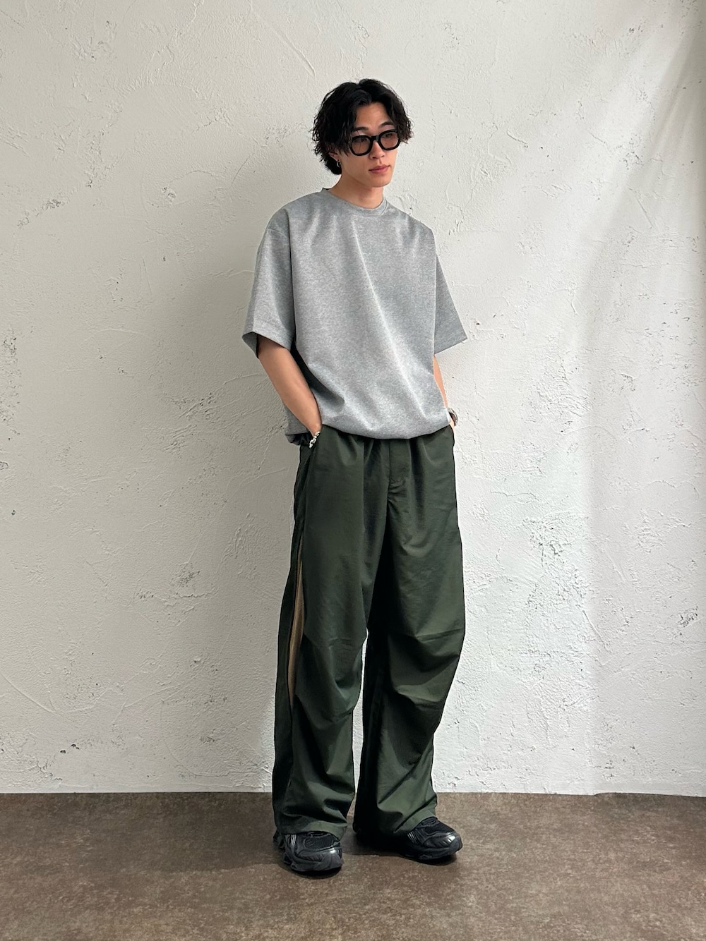 「WETTEMPT、シティーボーイ、グレートップス、ナイロンパンツ、asics」｜「WETTEMPTのPONTE DRAW CORD TEE / ポンチドローコードT（Tシャツ/カットソー、グレー系）」を使った、おさゆうさん（メンズ・168cm）の夏コーディネートの1枚目の写真