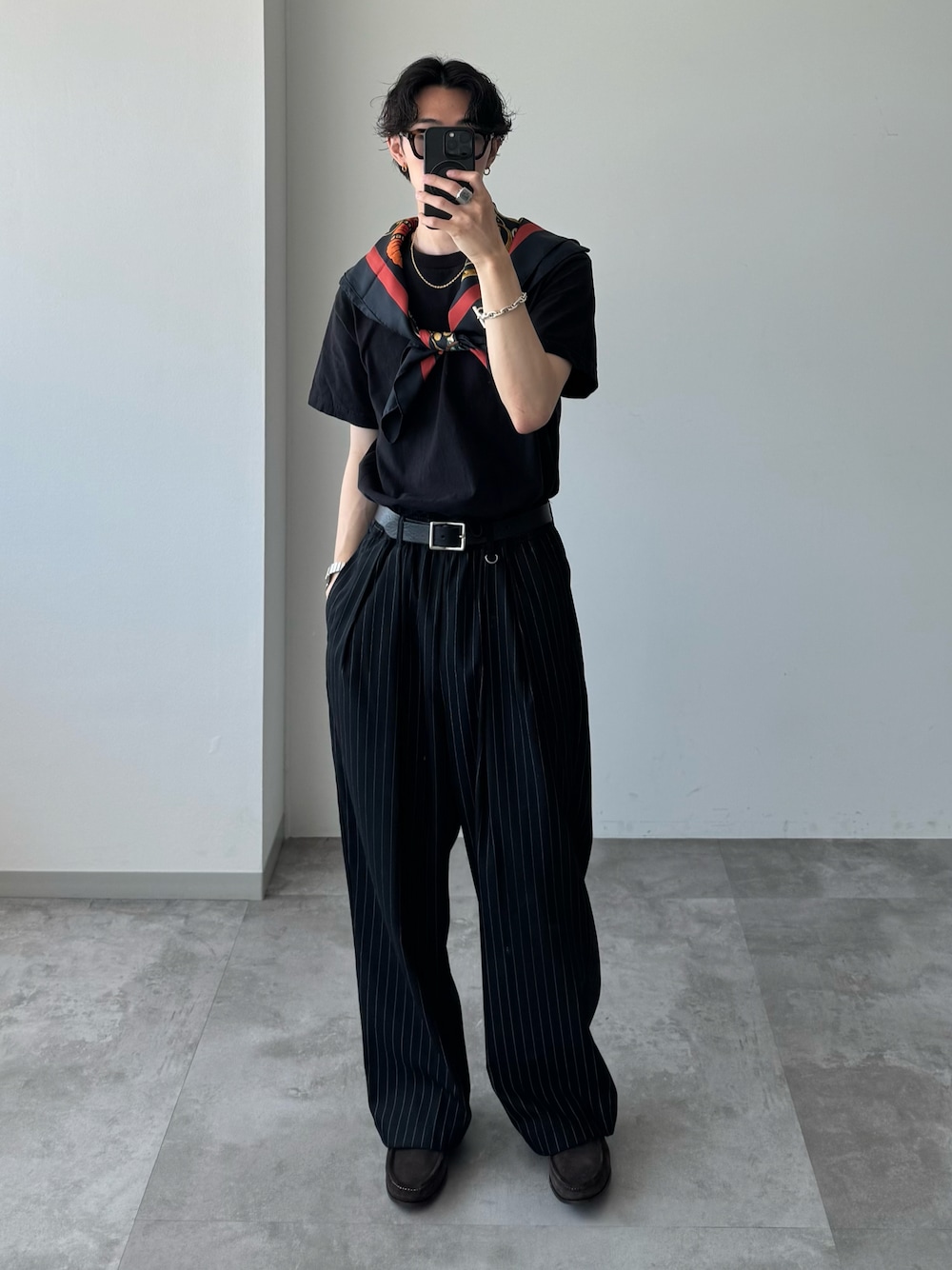 「黒Tシャツ、きれいめカジュアル、WETTEMPT、HERMES、スカーフ、オールブラック、ストライプパンツ」｜「WETTEMPTの2 TUCK EASY STRIPE SLACKS /ツータックイージーストライプスラックス（スラックス、ブラック系）」を使った、おさゆうさん（メンズ・168cm）の夏コーディネートの1枚目の写真