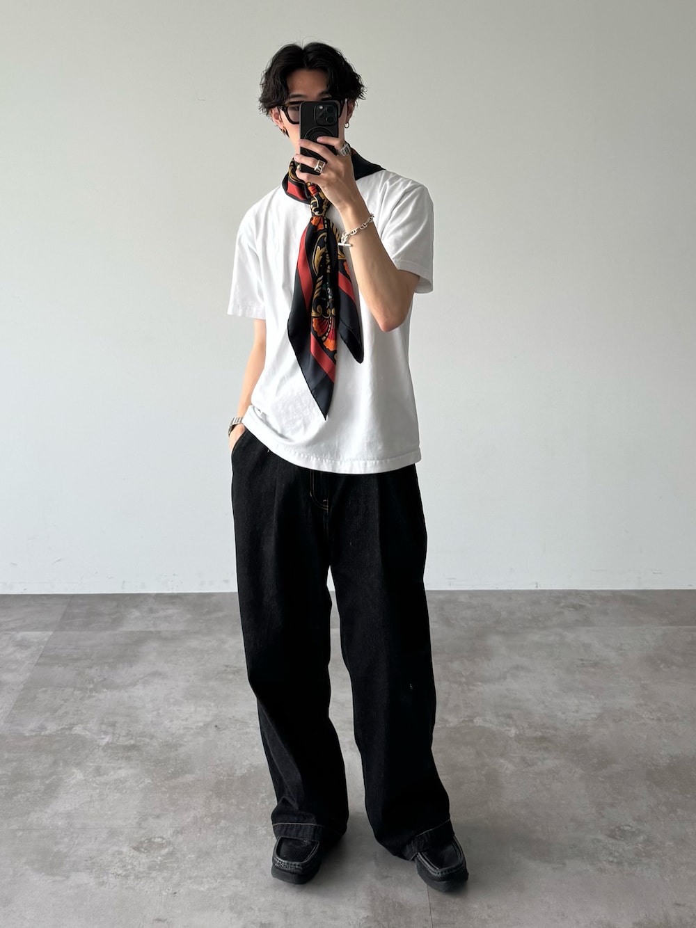 「白Tシャツ、きれいめカジュアル、WETTEMPT、HERMES、スカーフ、デニム、clarks、夏コーデ」｜「WETTEMPTのTAG-LESS COMFORT TRAVEL PACK TEE /タグレスコンフォートトラベルパックT（Tシャツ/カットソー、ホワイト系）」を使った、おさゆうさん（メンズ・168cm）の夏コーディネートの1枚目の写真