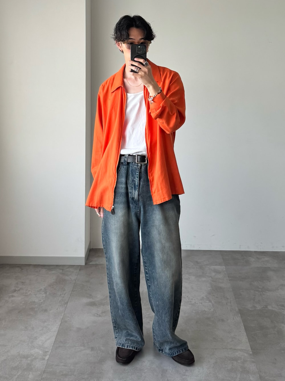 「シャツスタイル、HERMES、WETTEMPT、シャツジャケット、オレンジ、デニム、デニムコーデ、Berwick1707、ローファー、きれいめカジュアル」｜「GILDANの【GILDAN】USA ウルトラコットン タンクトップ GL2200（タンクトップ、ホワイト系）」を使った、おさゆうさん（メンズ・168cm）の春コーディネートの1枚目の写真